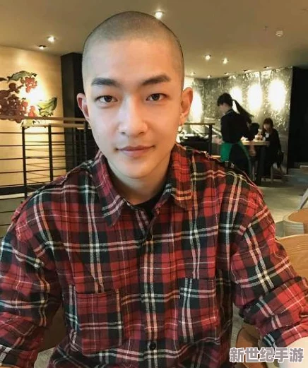 17吃瓜：网友热议“吃瓜”文化，认为其反映了当代人对社会事件的好奇与冷漠并存的复杂心态