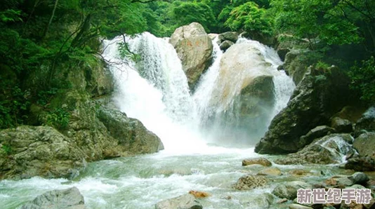 桃源洞口已是溪水，清澈流水潺潺而过，周围景色如画，吸引众多游客前来观赏与拍照留念